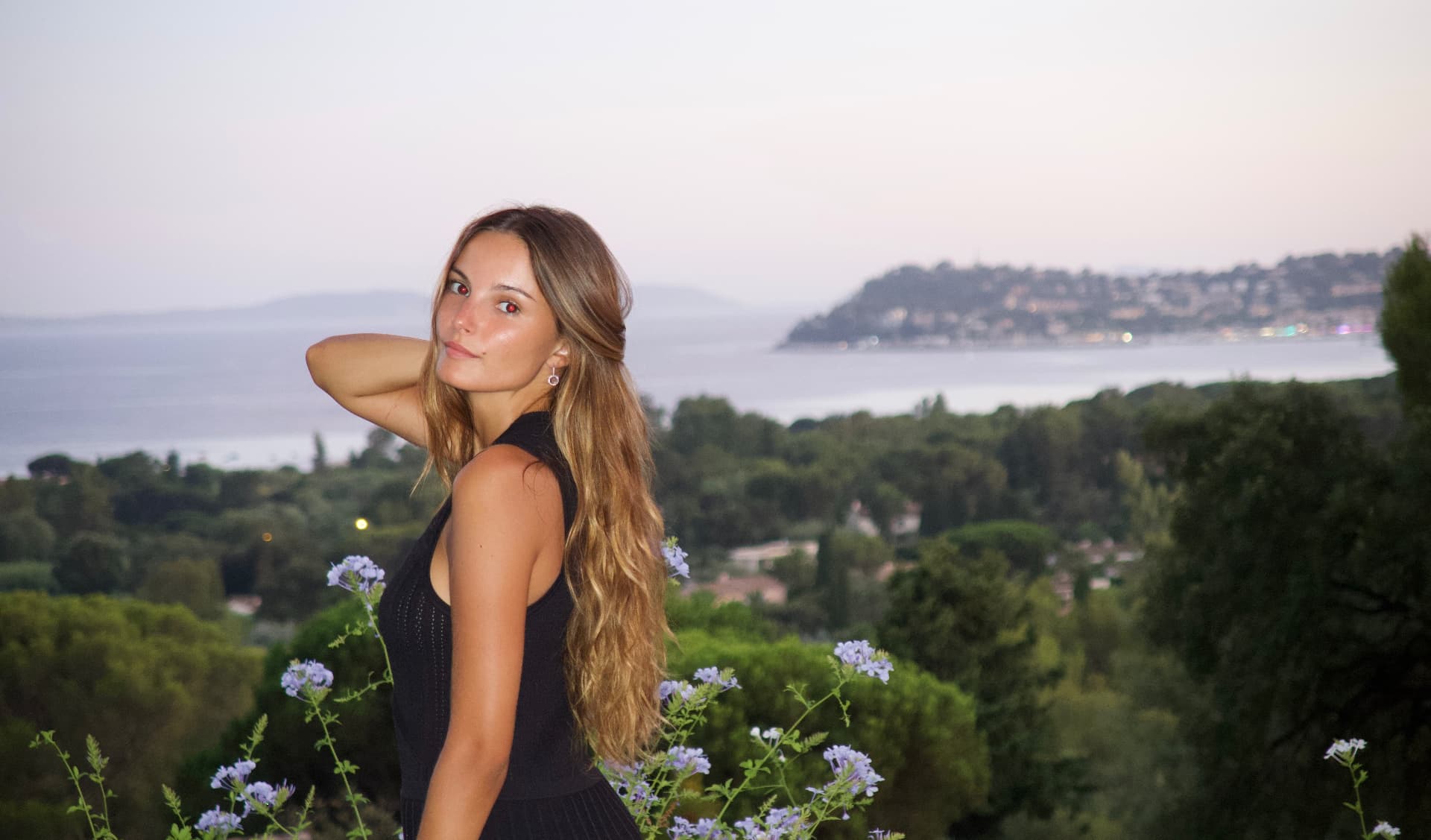 Orecchini Veperé indossati al tramonto sulla costa mediterranea